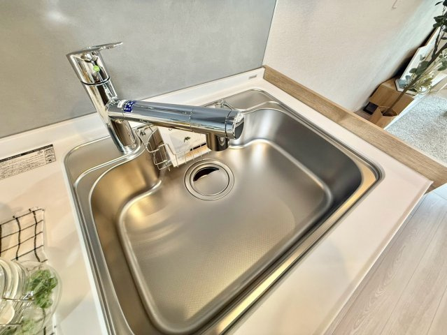 クレベール西新宿フォレストマンションのキッチン|不純物を取り除き、安全なお水を作ってくれる浄水器付き！

現地ご見学希望・資料請求などお気軽にお問い合わせ下さい！
03-5990-5201