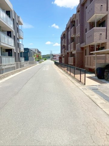 《オーナーチェンジ》ソーラー櫻坂の周辺|《オーナーチェンジ物件》前面道路