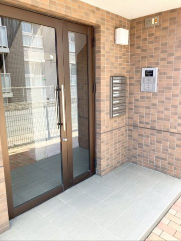 《オーナーチェンジ》ソーラー櫻坂のエントランス|《オーナーチェンジ物件》オートロック付きです！