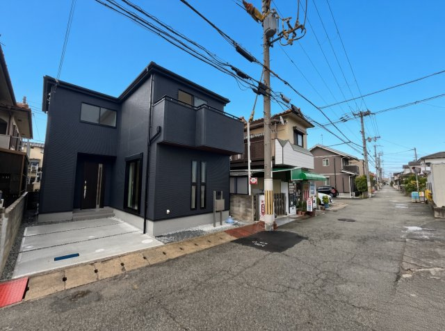 加古川市平岡町新在家　第6期　新築一戸建ての前面道路含む現地写真|周辺は閑静な住宅街！前面道路広々で車の出し入れも便利です。駐車が苦手な方でも安心して車庫入れできます！