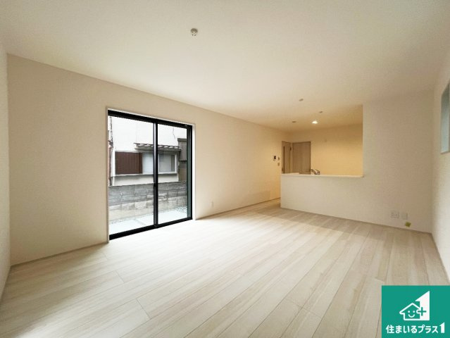 加古川市平岡町新在家　第6期　新築一戸建ての居間・リビング|日当たり良好の明るいリビングで朝の目覚めもスッキリできそう！対面キッチンでご家族のコミュニケーションも自然と増える設計！小さなお子様が遊ぶスペースを作っても広々とくつろげるLDK！