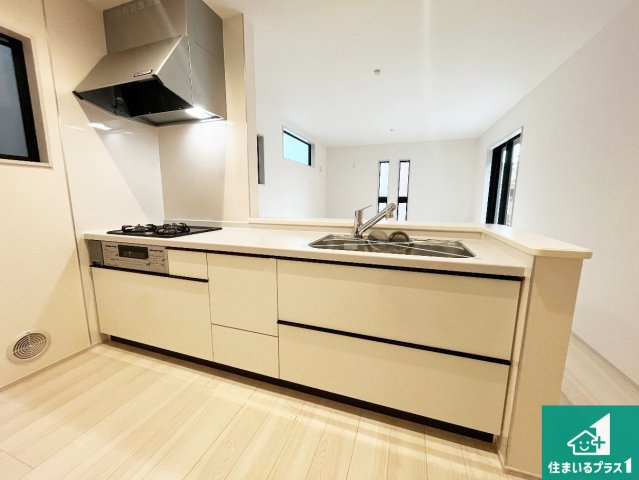 加古川市平岡町新在家　第6期　新築一戸建てのキッチン|子供を見守りながらお料理が出来るため家族のコミュニケーションか増えます♪スペースが広く確保されている為お子様が大きくなったときは一緒に料理を楽しめます♪