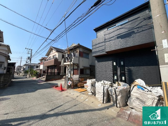加古川市平岡町新在家　第6期　新築一戸建ての前面道路含む現地写真|周辺は落ち着いた街並みの住宅地！子育てがしやすい住環境です！まだ未完成ですが、現地でしかわからない事もございます。是非一度ご覧ください。