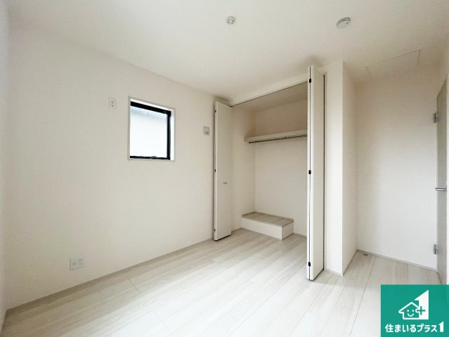 加古川市平岡町新在家　第6期　新築一戸建ての洋室|寝室は心地よい眠りについてもらいたくて、シンプルかつ開放的な空間な設計にしています！大きな窓から差し込む日が心地いいです♪