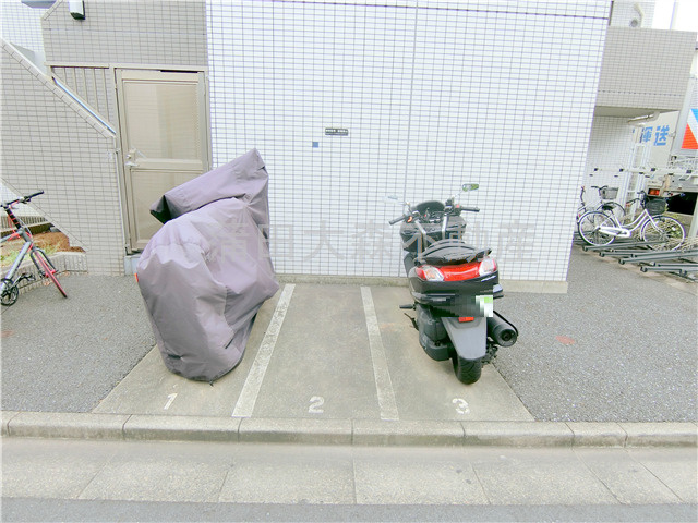 武蔵新田駅最上階角部屋の駐車場|バイク置き場　空き状況等詳細はお問合せください。