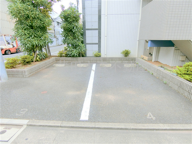 武蔵新田駅最上階角部屋の駐車場|敷地内平置き駐車場　空き状況等詳細はお問合せください。