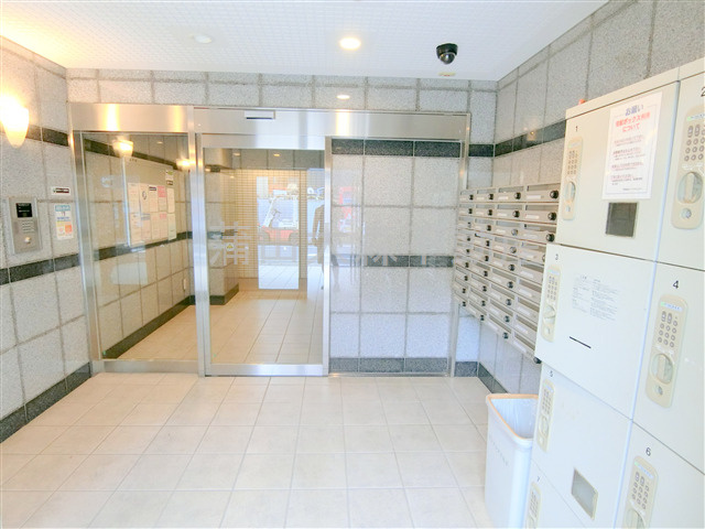 武蔵新田駅最上階角部屋のエントランス|防犯カメラTVモニター付きオートロック宅配BOXメールBOX管理人室