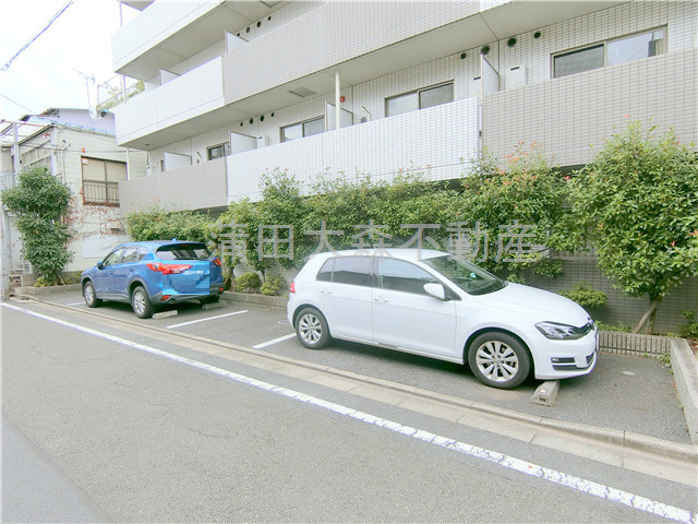 武蔵新田駅最上階角部屋の駐車場|敷地内平置き駐車場　空き状況等詳細はお問合せください。