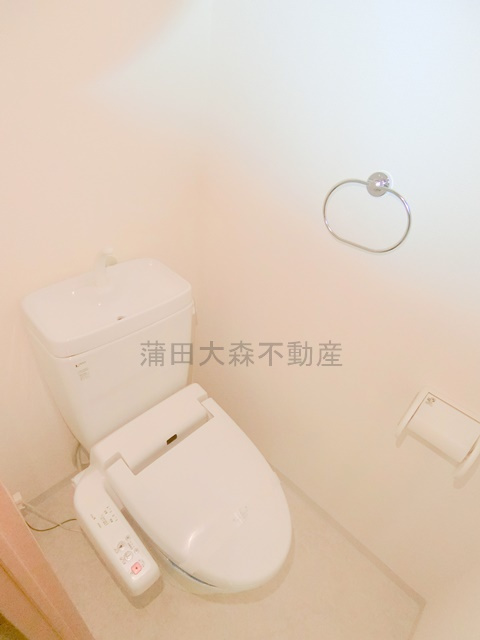 武蔵新田駅最上階角部屋のトイレ|棚と温水洗浄便座付きのトイレ