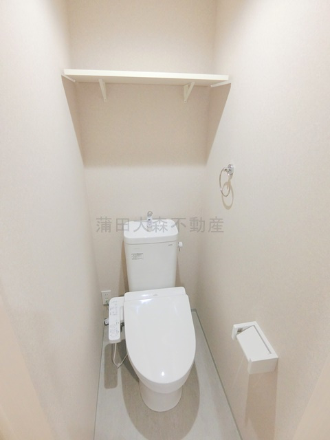 The Cullinan est(ザ カリナン エスト)のトイレ|棚と温水洗浄便座付きのトイレ