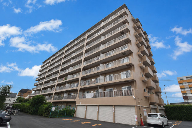 【外観】 | 日商岩井碑文谷マンション | 青空によく映える建物です。手入れの行き届いた外壁やマンション正面エントランスなど、綺麗な姿をぜひ一度、現地にてご覧ください。～即日のご見学可能～　お問合せはお気軽にどうぞ。
