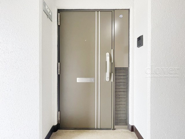 【その他共用部分】 | 日商岩井碑文谷マンション | 皆様をお迎えする、お部屋の玄関ドア。開けやすさや開放角度、ドアノブの操作しやすさや鍵の形状などを、現地で一度ご確認ください。～即日のご見学可能～　お問合せはお気軽にどうぞ。
