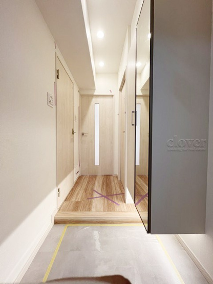 【玄関】 | 日商岩井碑文谷マンション | 玄関ドアを背に、廊下と室内を望みます。ナチュラル系の色合いを重視した内装のイメージをご確認ください。お部屋の第一印象やイメージを決定づける空間です。～即日のご見学可能～　お問合せはお気軽にどうぞ。
