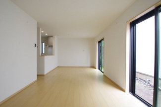 【居間・リビング】 | 【仲介手数料無料！！】日野市日野台4丁目　新築戸建て（全2棟）A号棟　4390万円 | LDK19.62帖