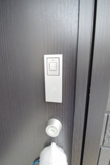 【防犯設備】 | 【仲介手数料無料！！】日野市日野台4丁目　新築戸建て（全2棟）A号棟　4390万円 | 玄関扉はカードキー対応