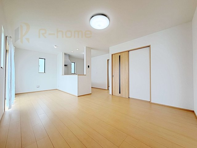 ひたちなか市三反田　新築戸建て　A号棟の居間・リビング|広くて明るいＬＤＫ♪ ゆったりくつろげるリビングスペースで、ご家族皆様の笑顔が溢れます。