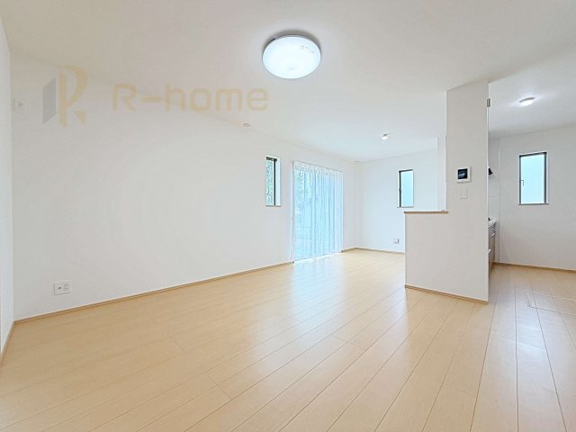 ひたちなか市三反田　新築戸建て　A号棟の居間・リビング|たっぷりの陽光が注ぎ込む明るいリビング♪隣接の洋室を開放すると更なる大空間に変身♪