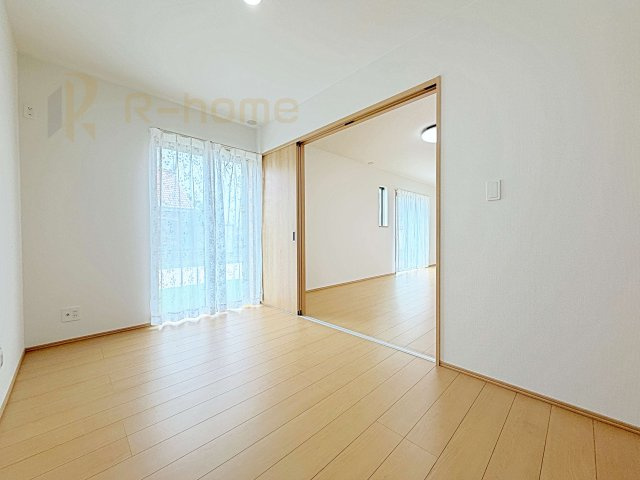 ひたちなか市三反田　新築戸建て　A号棟の洋室|1階洋室はゲストルーム、キッズスペースとしても利用可能♪
開放してリビングと繋げればゆとりの大空間！