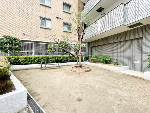 イトーピア三宮アーバンステージの駐車場