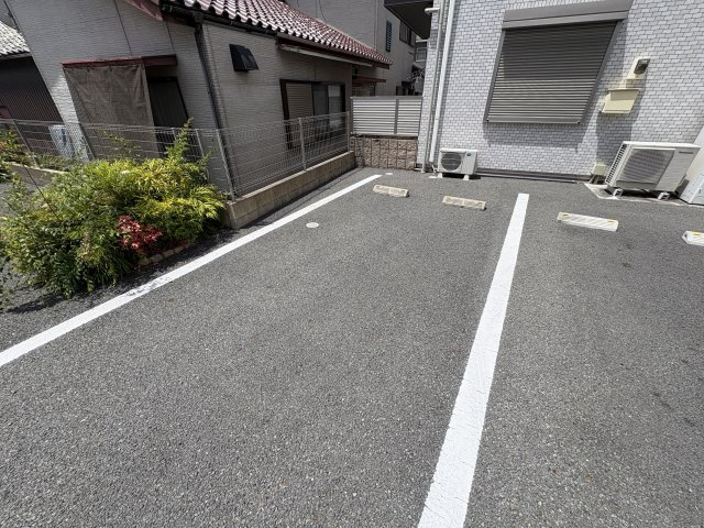 アバンティB棟の駐車場