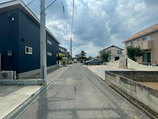 栃木市　平柳町　中古戸建の前面道路含む現地写真
