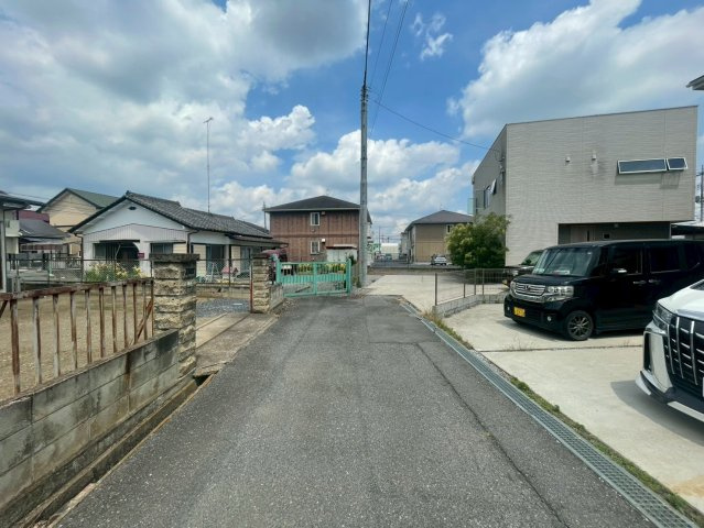 栃木市　平柳町　中古戸建の前面道路含む現地写真