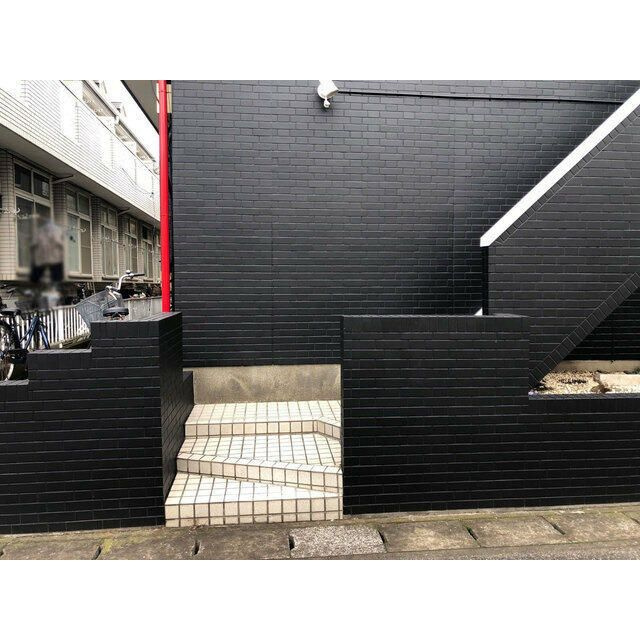 ローズアパートＲ１４番館Ｂ棟のエントランス