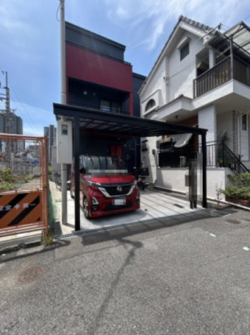 寝屋川市香里北之町の前面道路含む現地写真|カーポート付きで、雨に濡れずお部屋に入ることができます！
