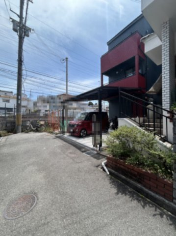 寝屋川市香里北之町の前面道路含む現地写真|角地で駐車しやすいです。