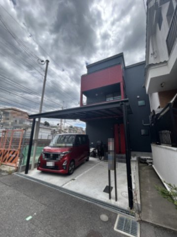 寝屋川市香里北之町の外観|モノトーンの静けさに、赤のアクセントが映える美しい家。