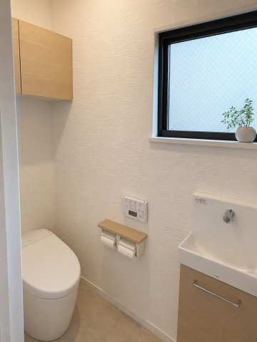 寝屋川市香里北之町のトイレ|換気ができる窓付きです。扉付き収納棚もございます。
※実際は居住中のため、AI加工で物を削除しております。現況優先でお願いします。
