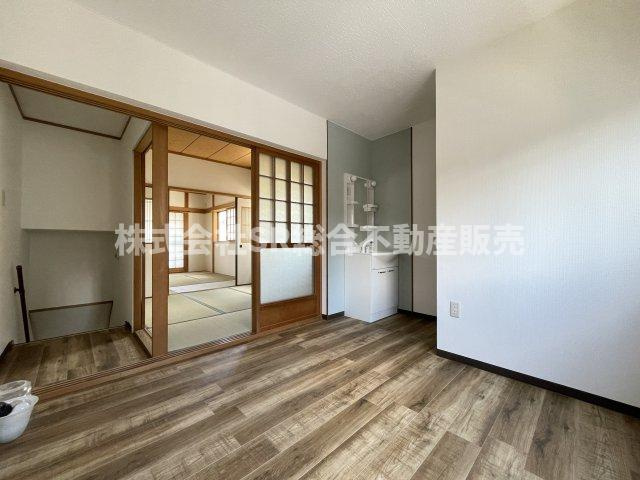 西堤学園町2丁目中古テラスハウスの洋室|2F　5.0帖。洗面所・トイレへの動線もよく快適です！