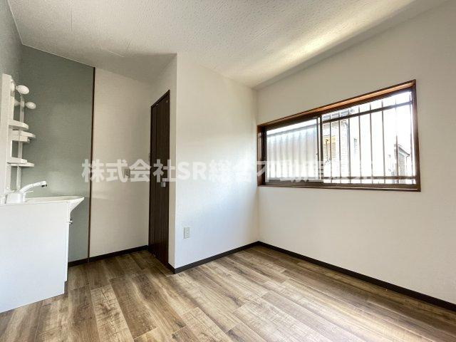 西堤学園町2丁目中古テラスハウスの洋室|窓から明るい光が入ってきます！