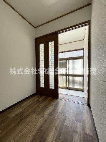 西堤学園町2丁目中古テラスハウスの玄関|玄関とリビングの間に扉があるので外からのプライバシーも守られます！