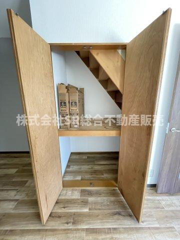 西堤学園町2丁目中古テラスハウスの収納|便利な階段下収納もございます！