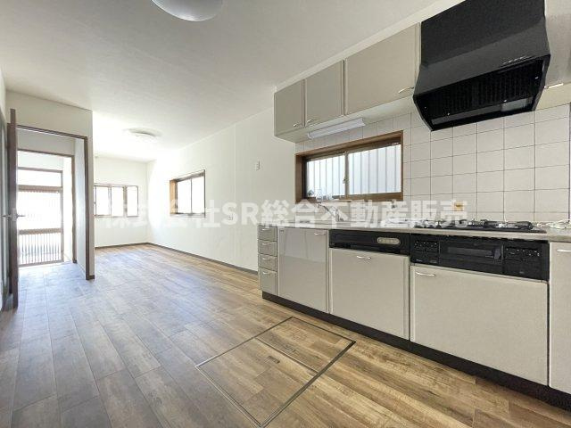 西堤学園町2丁目中古テラスハウスの居間・リビング|1F　14.0帖。窓がたくさんあるので明るい空間です！