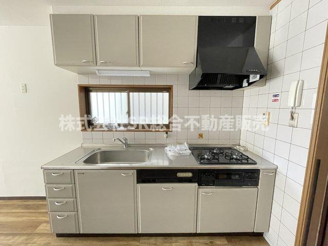 西堤学園町2丁目中古テラスハウスのキッチン|収納たっぷりなキッチンです！