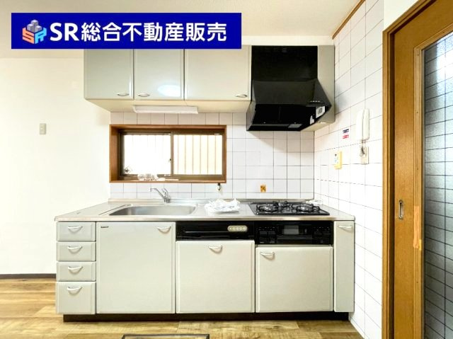 西堤学園町2丁目中古テラスハウスのキッチン|収納たっぷりなキッチンです！