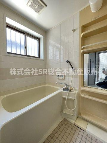 西堤学園町2丁目中古テラスハウスの浴室|窓が付いており換気もバッチリです◎