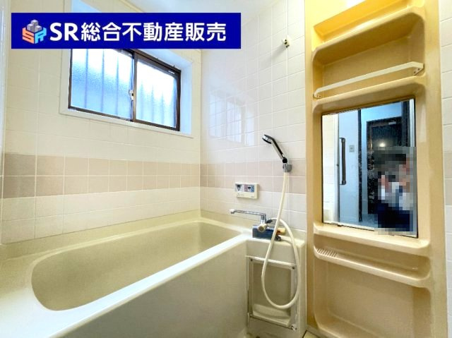 西堤学園町2丁目中古テラスハウスの浴室|窓が付いており換気もバッチリです◎