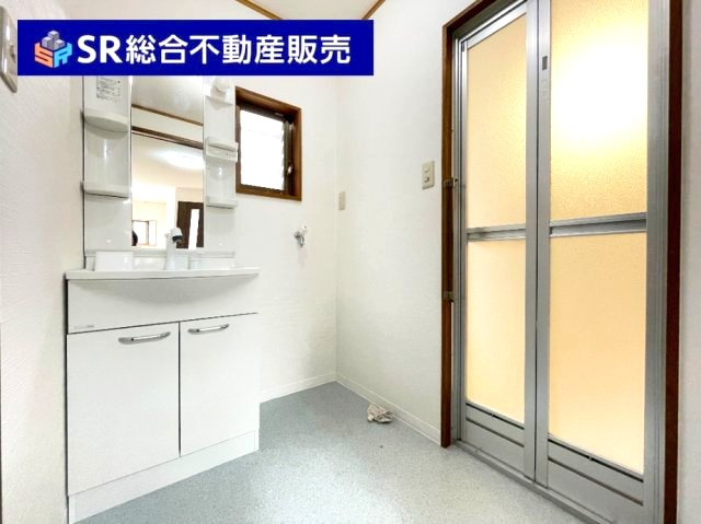 西堤学園町2丁目中古テラスハウスの脱衣所|温水シャワー付洗面化粧台があり朝の支度も楽々です☆