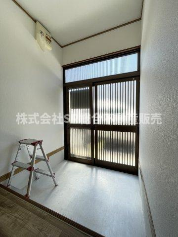 西堤学園町2丁目中古テラスハウスの玄関|玄関にシューズボックスを置いても広く使えます！