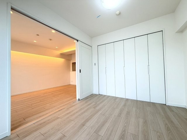 【洋室】 | DIKマンション和光D棟（成増店） | 4.8帖の洋室。収納力のある大きめのクローゼットを設置。