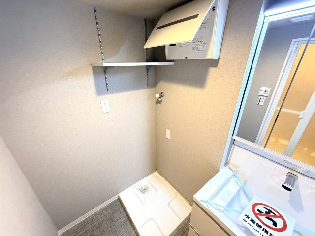 【独立洗面台】 | DIKマンション和光D棟（成増店） | 洗濯機置場には防水パンと可動棚を設置済。
