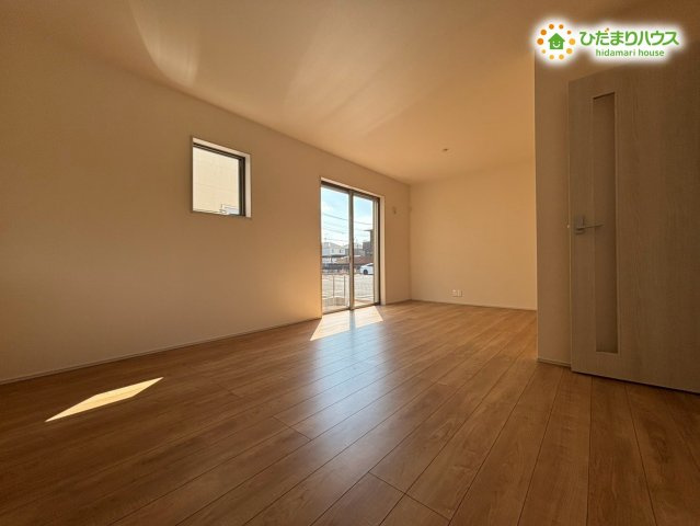 羽生市南羽生4丁目　新築一戸建て　リーブルファイン　01の居間・リビング|大きな窓から明るい光が差し込む爽やかなリビングダイニングです！風通しも良く、いつでも快適な空気の中で過ごせます！ご家族みんなで食卓を囲んだりゆったりくつろぐのにぴったりな空間です♪