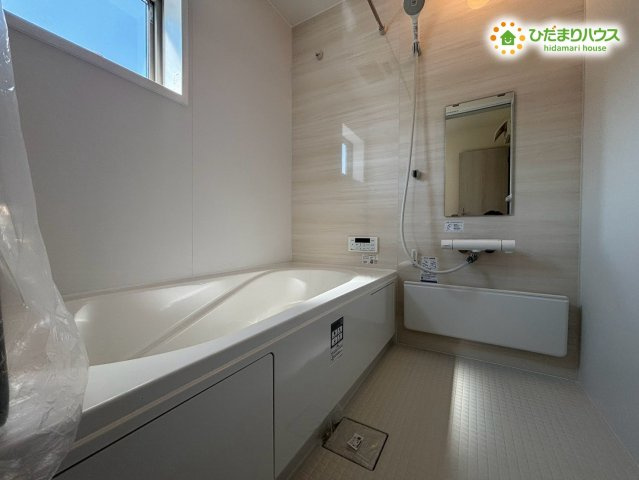 羽生市南羽生4丁目　新築一戸建て　リーブルファイン　01の浴室|シックなアクセントパネルがお洒落で落ち着いた雰囲気の浴室です！広々とした浴槽で一日の疲れをしっかりリフレッシュしていただけます！小窓が付いているため換気もスムーズで衛生面も安心です♪