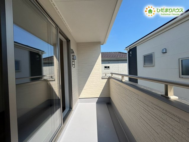 羽生市南羽生4丁目　新築一戸建て　リーブルファイン　01のバルコニー|屋根付きで急な雨でも安心なインナーバルコニーです！陽当たりや風通りが良くお洗濯物も気持ちよく乾きます！広さにゆとりがあるため、テーブルやチェアを置いて息抜きするのも素敵ですね♪