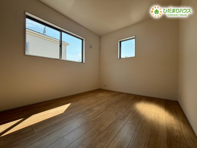 羽生市南羽生4丁目　新築一戸建て　リーブルファイン　01の洋室|2つの窓から優しい光が入り込む快適な洋室です！シンプルな形状でお手持ちの家具も配置しやすくレイアウトも自由自在！成長に合わせて長く快適にお使いいただける使い勝手の良い一室です♪