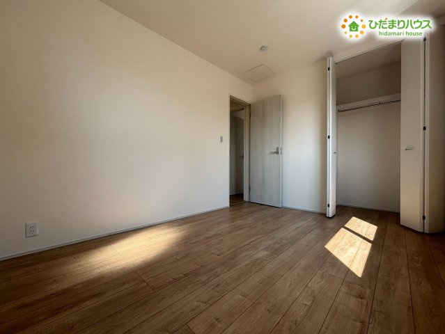 羽生市南羽生4丁目　新築一戸建て　リーブルファイン　01の洋室|広さを確保した明るい洋室です！お子様のお部屋としてはもちろん、趣味の部屋や書斎としてもぴったり！クローゼットが完備されているためお部屋を広く有効活用していただけますよ♪