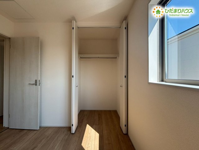 羽生市南羽生4丁目　新築一戸建て　リーブルファイン　01の収納|お部屋の空間を広々と使える奥行きのある収納スペースです！衣類だけでなくおもちゃや季節の家電などもスッキリまとめられます！お部屋の中をいつでもキレイに保てるのが魅力ですね♪